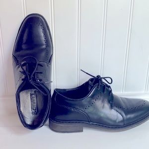 Boys Black Dress Shoes (Size 2)